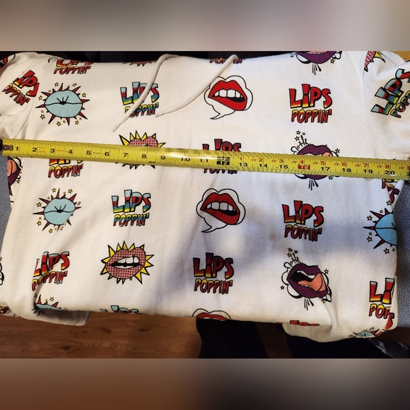 ON FIRE Lips Smackin Hoodie UNISEX - Picture 4 of 4